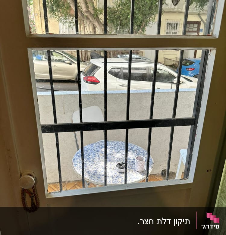 חלון זכוכית עם סורגים, נוף חיצוני